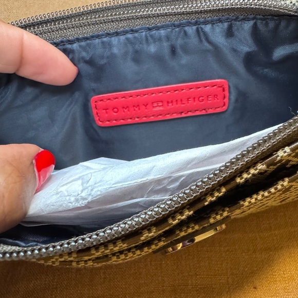 🆕 Tommy Hilfiger Women's Logo Monogram Jacquard Phone
Wristlet Wallet Clutch - Picture 4 of 10